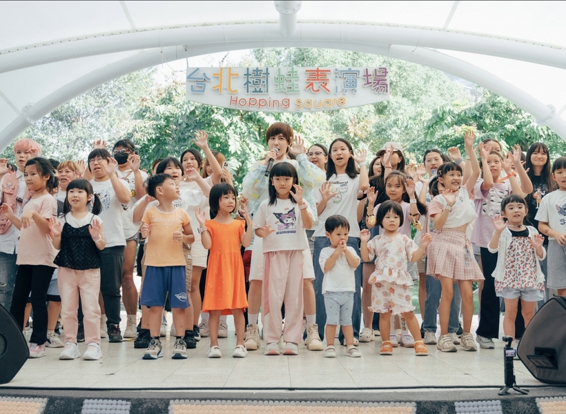 小魏魏嘉瑩《快出來玩》遊樂園快閃前進兒童新樂園 上百歌迷大、小朋友嗨翻現場