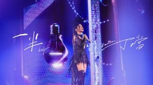 丁噹 Della [ 一半 Half ] Official Live Video